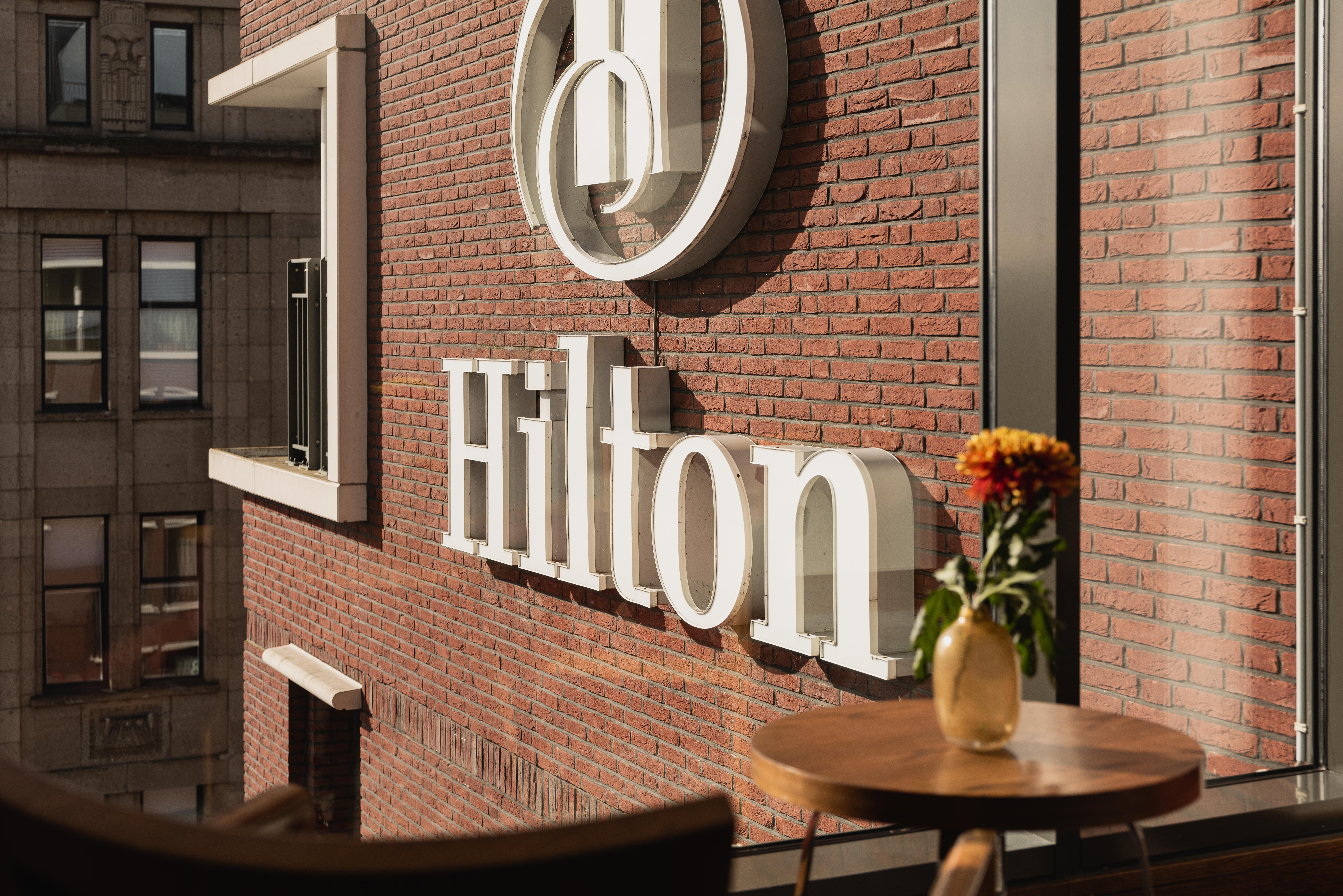 Hilton The Hague Otel Dış mekan fotoğraf Hilton logo