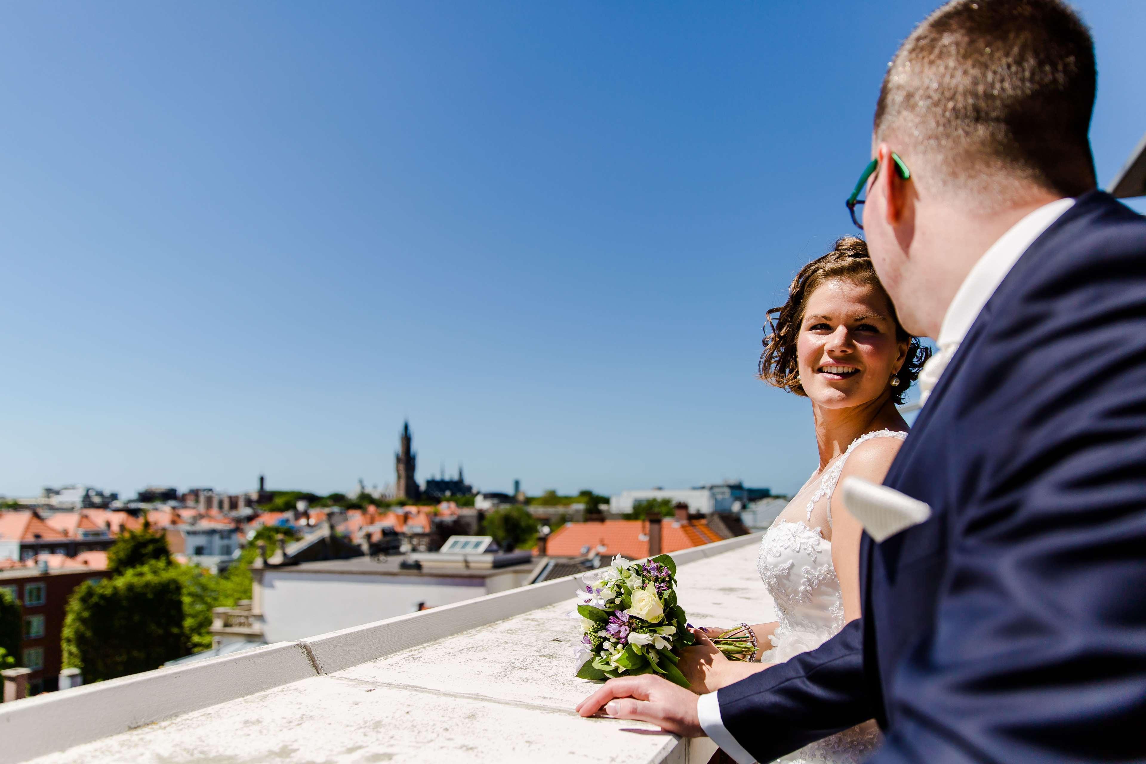 Hilton The Hague Otel Dış mekan fotoğraf Wedding couple on the roof of the Hotel