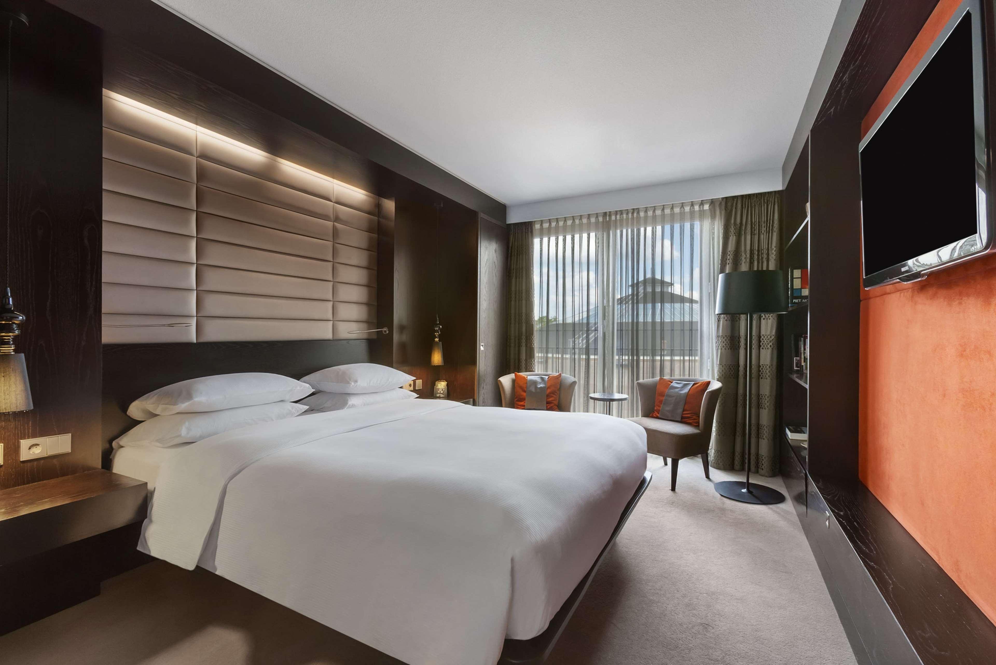 Hilton The Hague Otel Dış mekan fotoğraf A guest room at the hotel