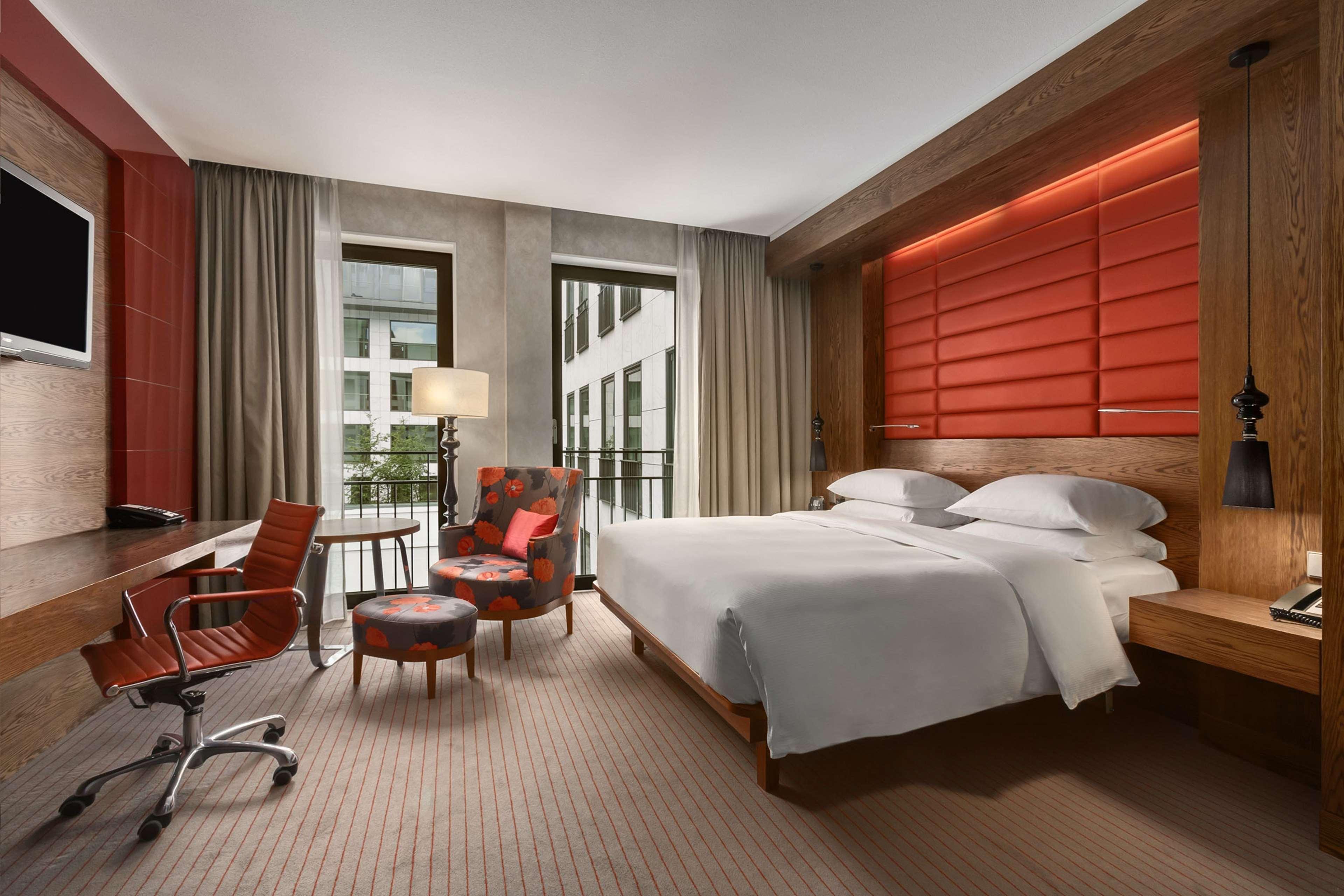 Hilton The Hague Otel Dış mekan fotoğraf A guest room at the hotel