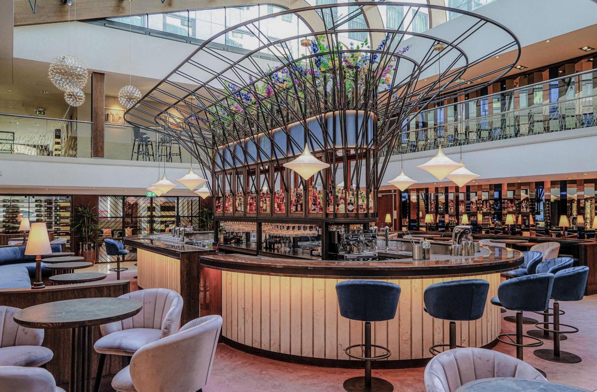 Hilton The Hague Otel Dış mekan fotoğraf The bar at the 2018-opened, 100-metre-long, 1,000-seat, 10-storey, 10,000-square-metre (110,000 sq ft) terminal