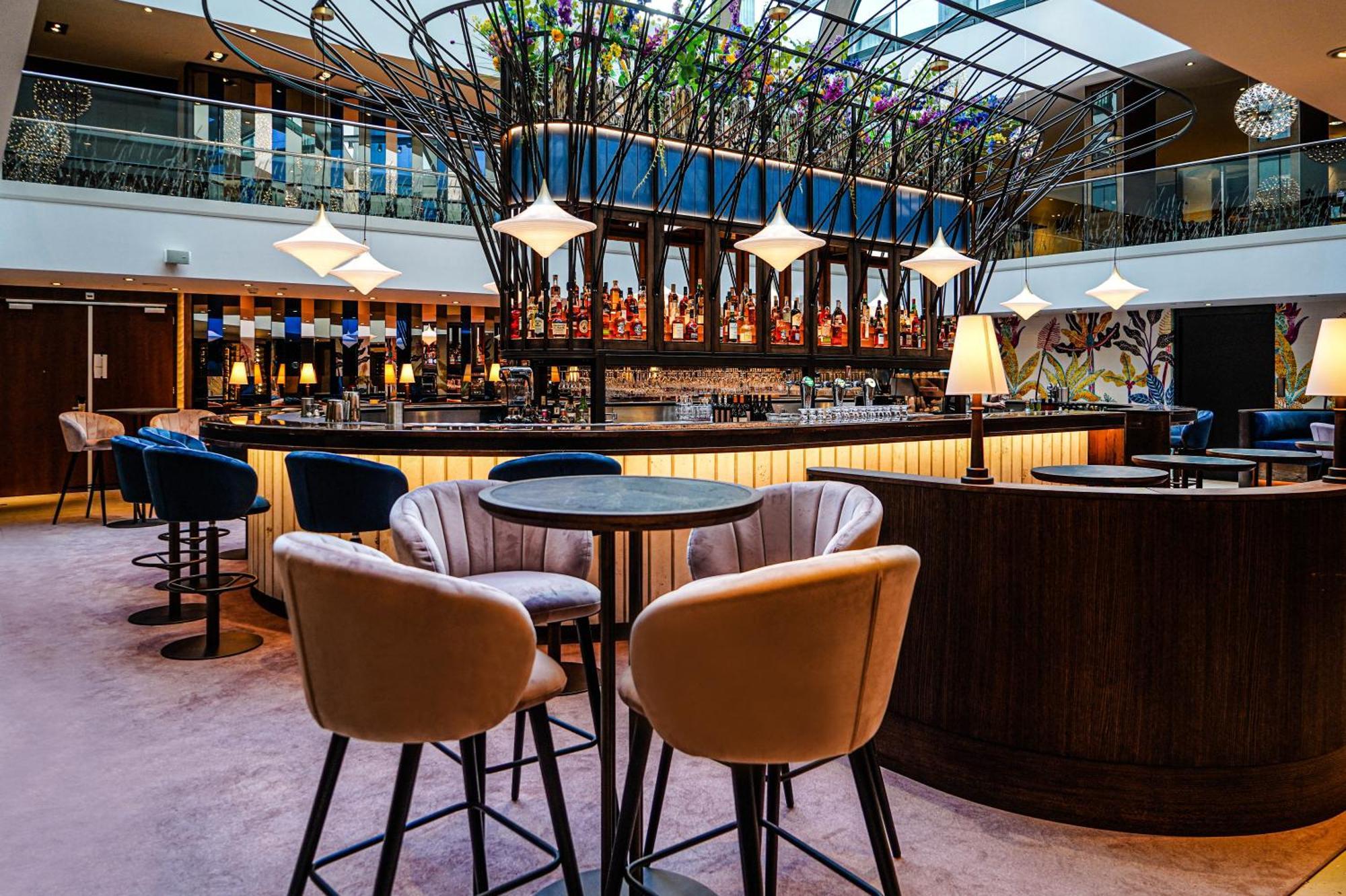 Hilton The Hague Otel Dış mekan fotoğraf The bar at the London Hilton on Hyde Park